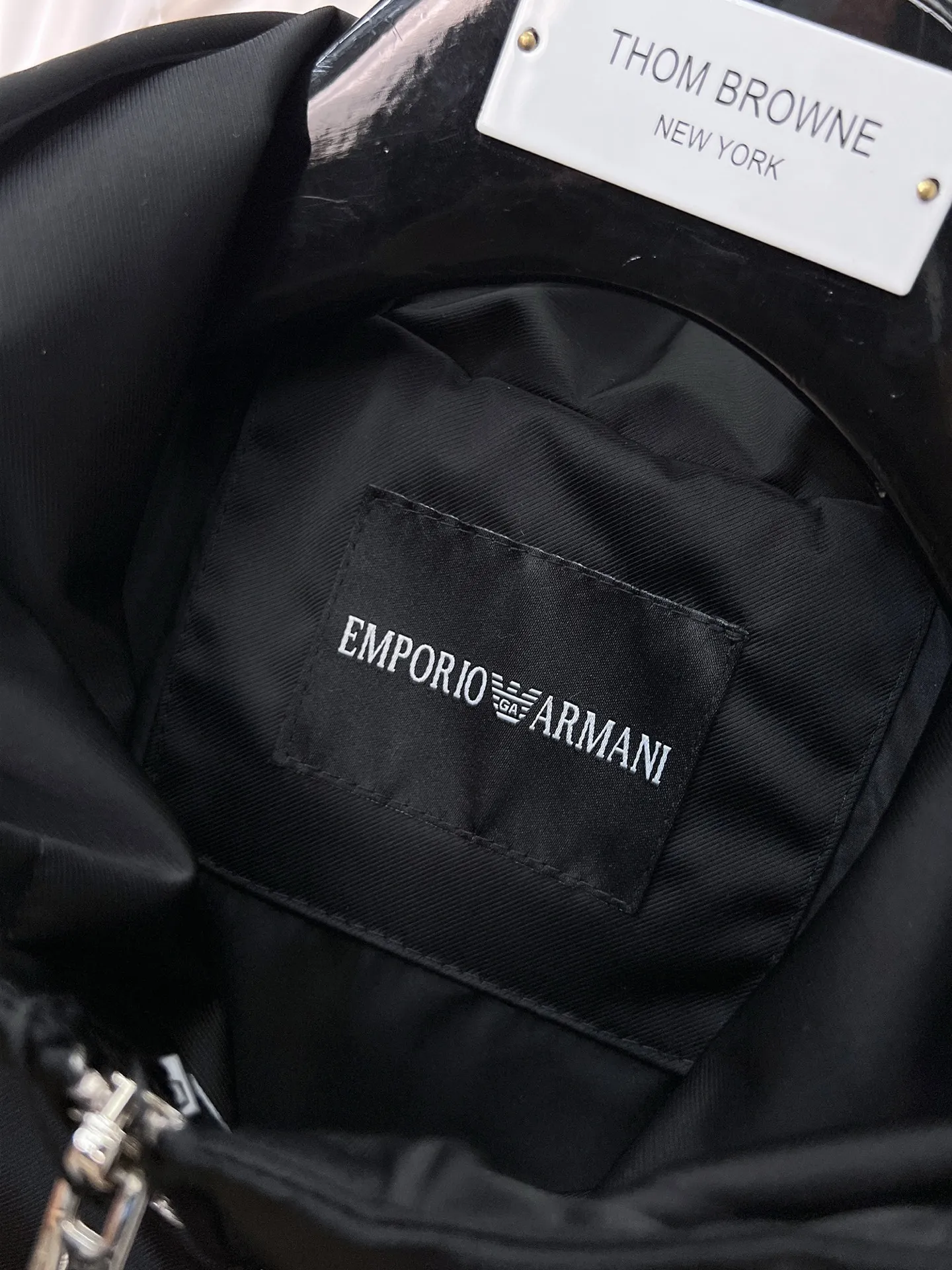 Armani official website Same Style, complete with three labels, on sale in advance. 2026 Autumn and Winter New Arrival men's jacket, Original with complete three labels, Premium version. Custom-made fabrics at the counter. Breathable, high comfort, impeccable details, brand element design concept, reflecting high quality. It feels delicate and soft, presents a casual cut, and has a great upper body shape. Sizes: M～3XL,